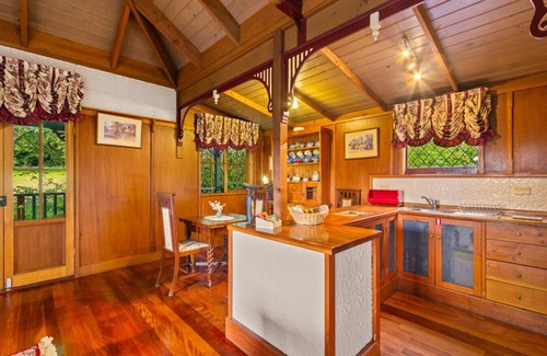 Mount Dandenong Cabina | StayAU Ironbark Cottage Romantic Retreat Dandenong