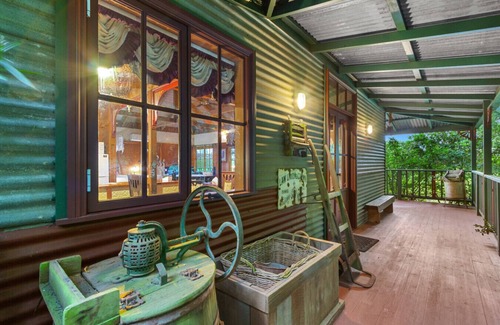 Mount Dandenong Cabina | StayAU Ironbark Cottage Romantic Retreat Dandenong
