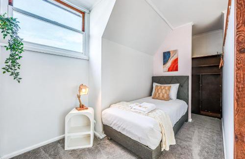 Wendouree Casa | StayAU Private Two-Storey 6 Beds House Wendouree