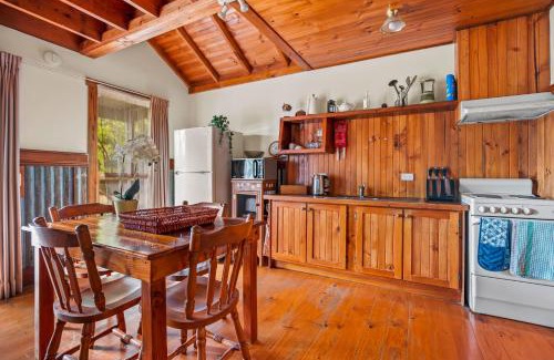 Badger Creek Casa | StayAU The Loft 1BR Rustic Picturesque Cottage