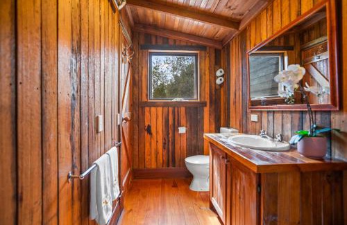 Badger Creek Casa | StayAU The Loft 1BR Rustic Picturesque Cottage