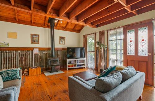 Badger Creek Casa | StayAU The Loft 1BR Rustic Picturesque Cottage