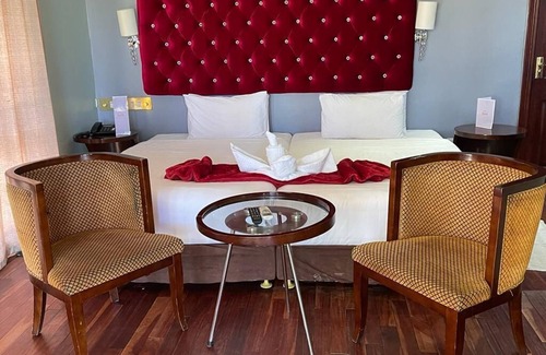 Francistown Cama Y Desayuno | Staybridge Riverside & Spa