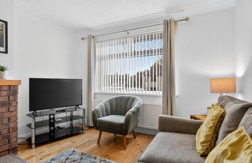 Hillsborough Casa | StayByNumbers - Spacious three bed house Royal Hillsborough