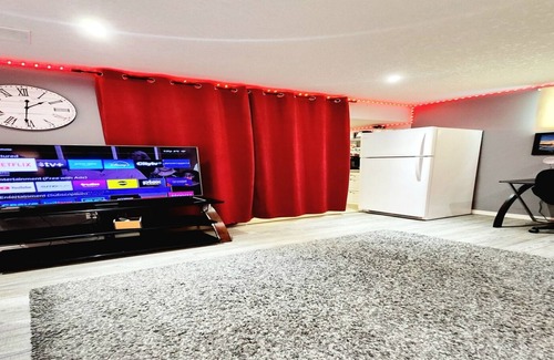 London Apartamento | Staycation Studio Apartment: full kitchen, washroom, and Free parking