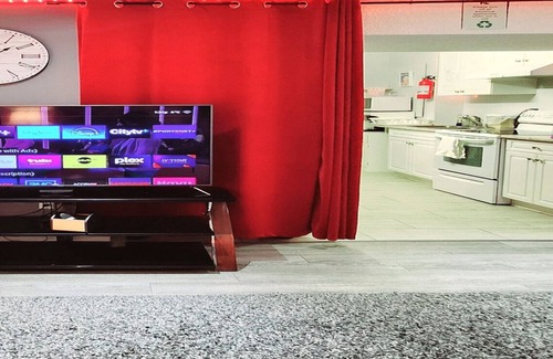 London Apartamento | Staycation Studio Apartment: full kitchen, washroom, and Free parking