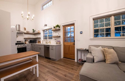 Norcross Casa | Staycation TV Featured "Cozy Cottage" in Downtown Norcross with Chef's Kitchen