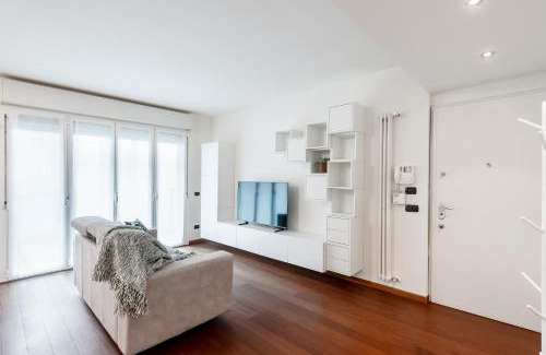 Milan Apartamento | StayEasy SantaGiulia - M3 Metro - Center in 20 mins