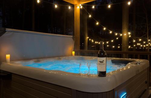 Broken Bow Casa | Stayhocha Pingpong,hot tub, play area, forest
