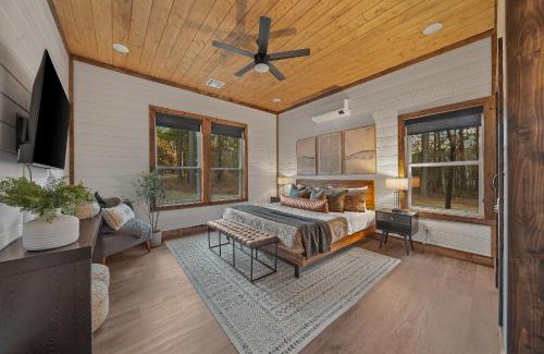 Broken Bow Casa | Stayhocha Pingpong,hot tub, play area, forest