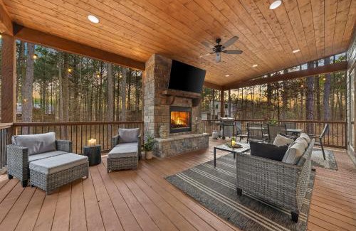 Broken Bow Casa | Stayhocha Pingpong,hot tub, play area, forest