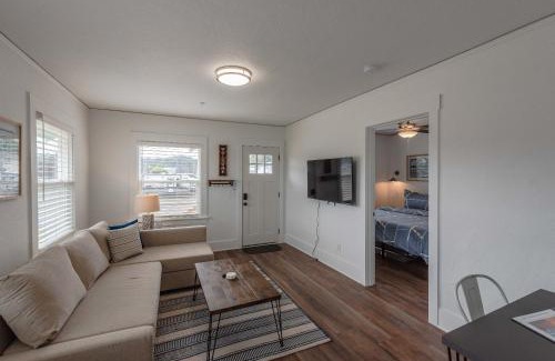 Coos Bay Casa | #StayInMyDistrict Bluebird Cottage Coos Bay
