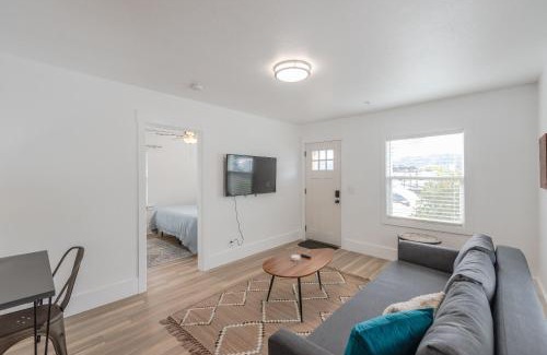 Coos Bay Casa | #StayinMyDistrict Coos Bay Goldfinch Cottage