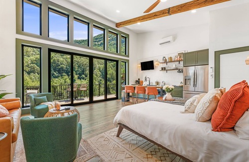 Chimney Rock Cabina | StayInOurSpace- Romantic getaway with views, walk to downtown, Hot tub, fire pit
