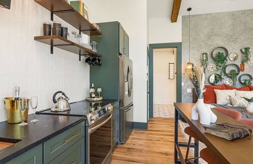 Chimney Rock Cabina | StayInOurSpace- Romantic getaway with views, walk to downtown, Hot tub, fire pit