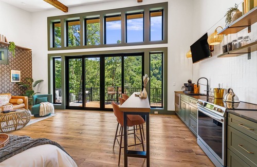 Chimney Rock Cabina | StayInOurSpace- Romantic getaway with views, walk to downtown, Hot tub, fire pit