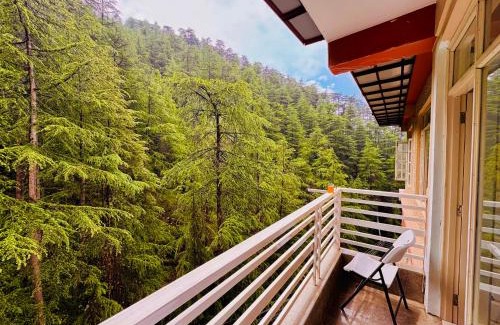 New Shimla Hotel | Staynest BNB in city Centre - 3 BHK apartments - PRIVATE PARKING - BALCONY VIEW