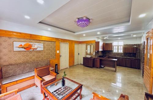 New Shimla Hotel | Staynest BNB in city Centre - 3 BHK apartments - PRIVATE PARKING - BALCONY VIEW