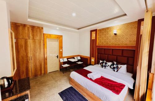 New Shimla Hotel | Staynest BNB in city Centre - 3 BHK apartments - PRIVATE PARKING - BALCONY VIEW