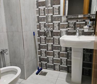 Fatehjang Apartamento | StayNova - Transit Apartment near Motorways & Airport