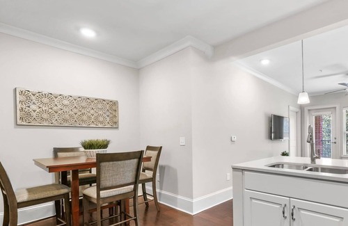 Myers Park Condominio | StaysByWalker 2BR - 2 Miles To Uptown! KingBed/Gym