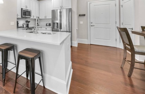 Myers Park Condominio | StaysByWalker 2BR - 2 Miles To Uptown! KingBed/Gym