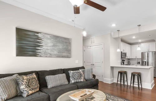 Myers Park Condominio | StaysByWalker 2BR - 2 Miles To Uptown! KingBed/Gym