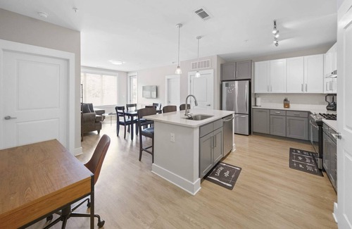 Charlotte Condominio | StaysByWalker 2BR Waverly - WiFi/King Beds/Gym