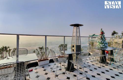 Shyam Nagar Apartamento | StayVista's Skyline Studio Apartments - Urban Oasis with Terrace, Gym & Bar