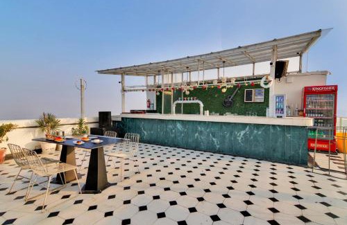 Shyam Nagar Apartamento | StayVista's Skyline Studio Apartments - Urban Oasis with Terrace, Gym & Bar