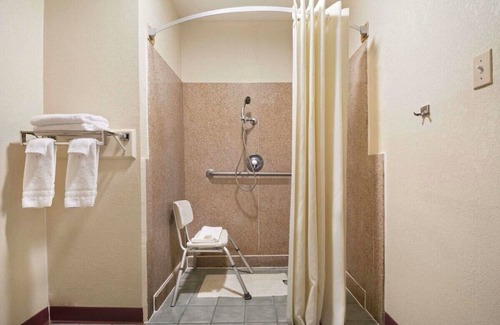 Broadmoor Hotel | Super 8 by Wyndham Baton Rouge/I-12