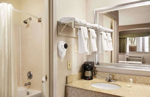Broadmoor Hotel | Super 8 by Wyndham Baton Rouge/I-12