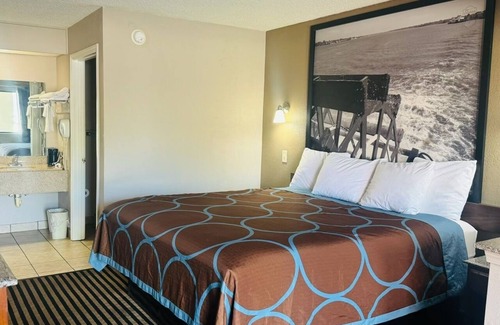 Broadmoor Hotel | Super 8 by Wyndham Baton Rouge/I-12