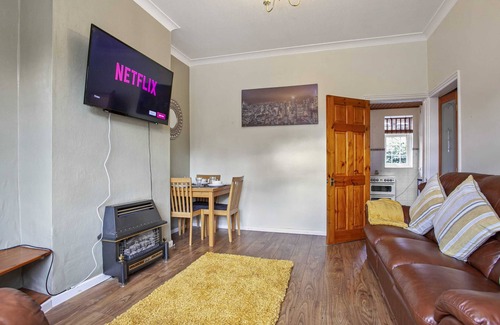Burslem Casa | ⭑ Staywhenever NWT- 4 Bedroom House | King Size Beds | Sleeps 9 ⭑