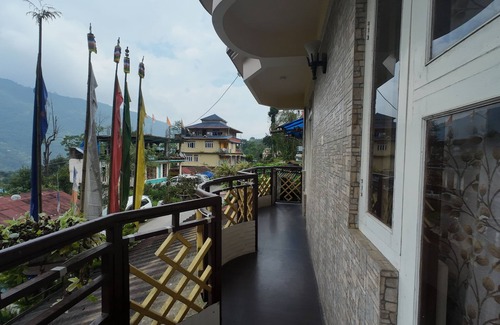 Geyzing Casa | "StayWithUs: Your Comfort, Our Priority!"