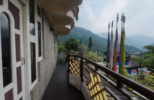 Geyzing Casa | "StayWithUs: Your Comfort, Our Priority!"