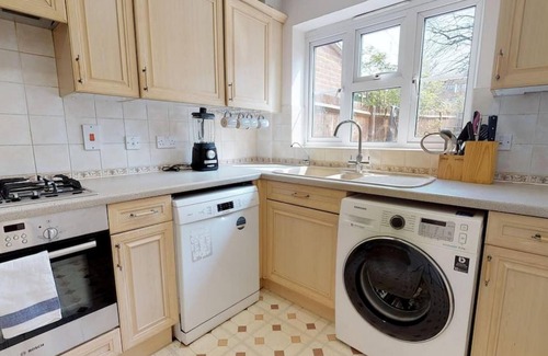 Hatfield Casa | StayZo Oaklands Near Hatfield Town Centre