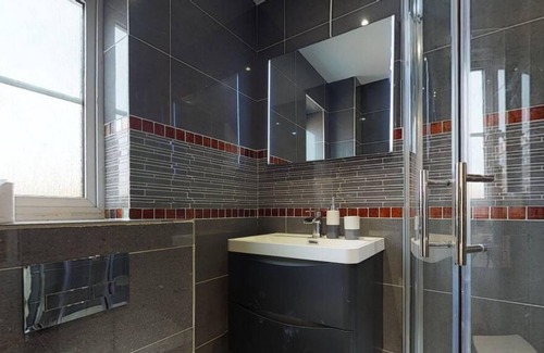 Hatfield Casa | StayZo Oaklands Near Hatfield Town Centre