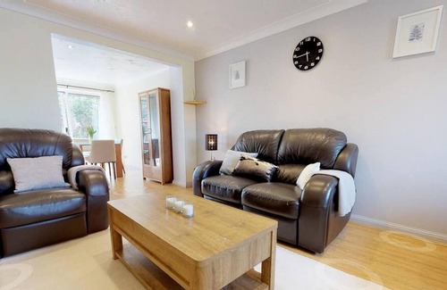 Hatfield Casa | StayZo Oaklands Near Hatfield Town Centre