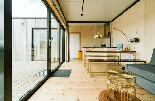 Ouddorp Chalet De Esquí | Steel house with wood finish: sturdy cabin for four persons.