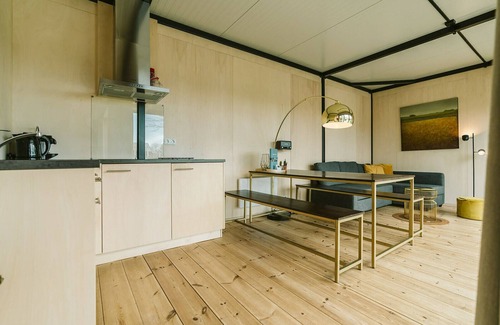 Ouddorp Chalet De Esquí | Steel house with wood finish: sturdy cabin for four persons.