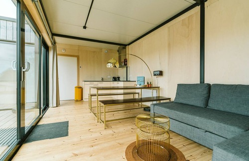 Ouddorp Chalet De Esquí | Steel house with wood finish: sturdy cabin for four persons.