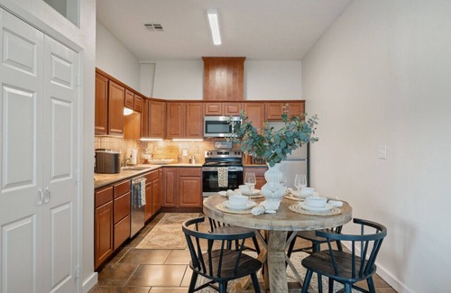 College Station Apartamento | Steel Studio ~ Aggieland Vacation Rentals