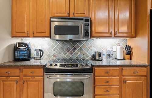 Greensboro Condominio | Steelers Cove - Latham Park - Moses Cone Hospital