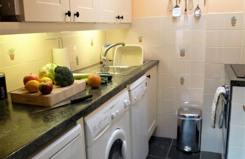Steeple Ashton Cabaña | Steeple Ashton Village Spacious Comfort in Cottage for 2 in Country House Style