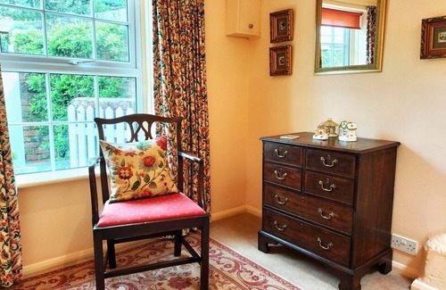 Steeple Ashton Cabaña | Steeple Ashton Village Spacious Comfort in Cottage for 2 in Country House Style