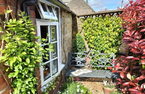 Steeple Ashton Cabaña | Steeple Ashton Village Spacious Comfort in Cottage for 2 in Country House Style