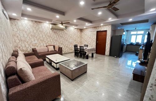 South West Apartamento | Stella Homestay- Near Yashobhoomi