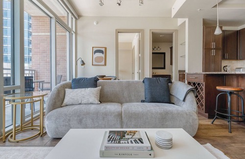 Second Street District Apartamento | Stellar Downtown 1BR w/ Gym & Pool, nr Lady Bird Lake, by Blueground