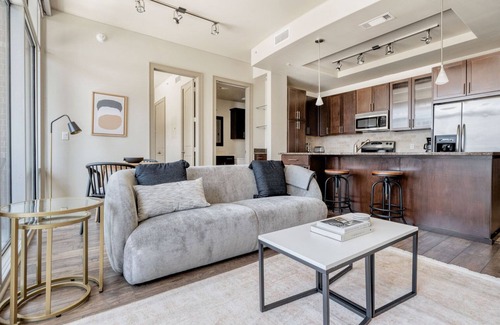 Second Street District Apartamento | Stellar Downtown 1BR w/ Gym & Pool, nr Lady Bird Lake, by Blueground